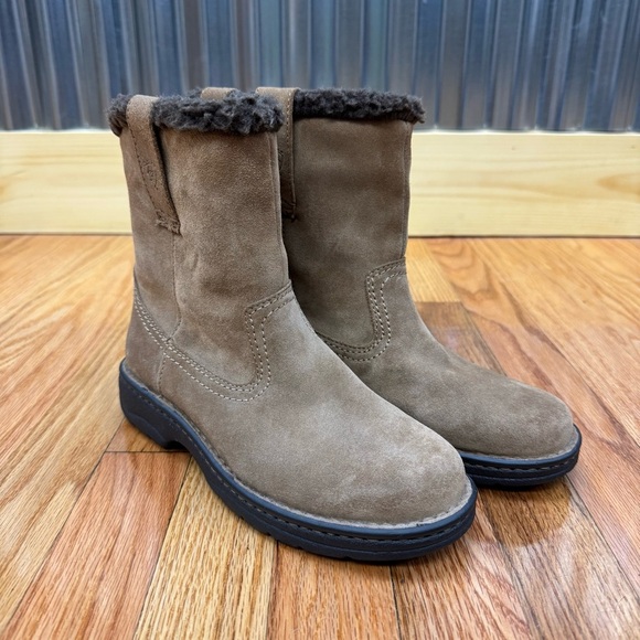 Ariat Tan and Brown Sueded Leather Sherpa Lined Boots 4LR - Picture 2 of 11